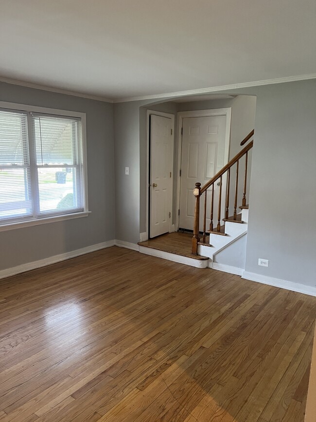 Primary Photo - 9819 S Clyde Ave