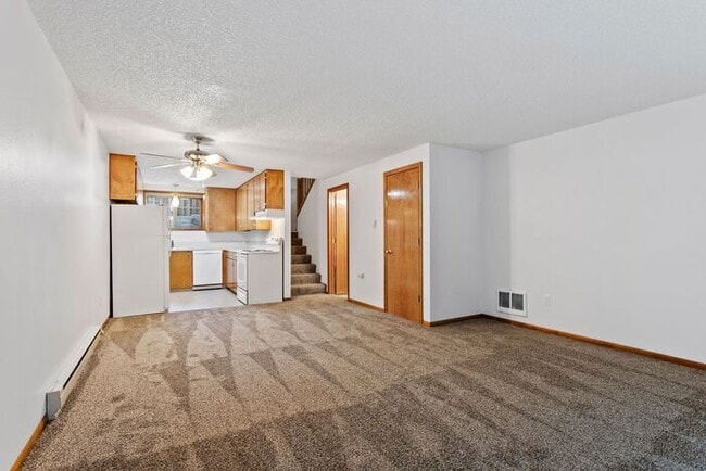 Building Photo - this is a must see large 2 bed 1.5bath tow...