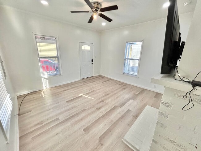 Building Photo - 2BR/1BA Home-Sweet-Home