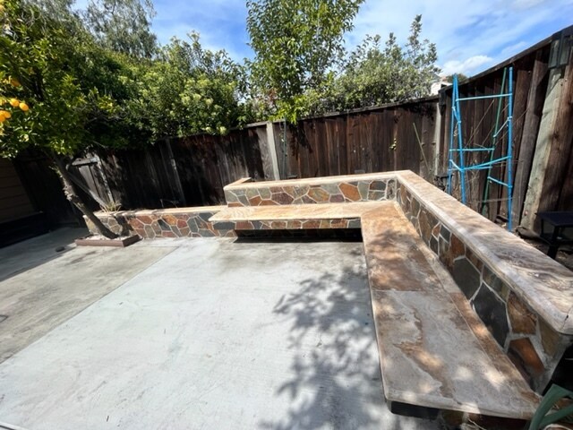 Bench seating in backyard - 1298 Chewpon Ave