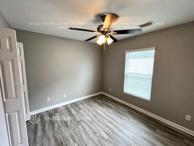 Building Photo - 1021 SE Airoso Blvd