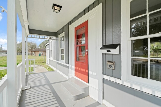 Building Photo - 904 Stubbs St