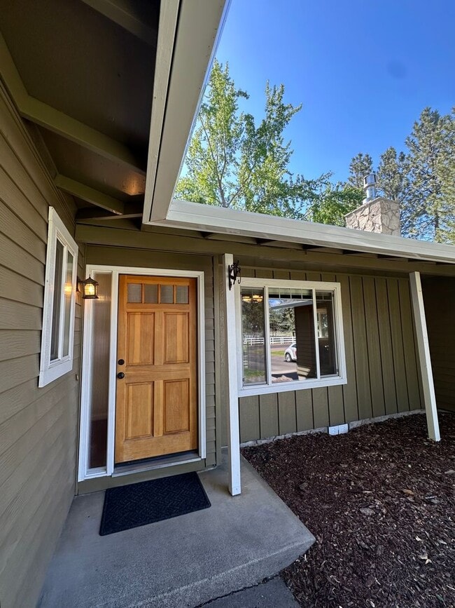 Building Photo - 3 Bed | 2 Bath | 1.17 Acres | Single-Level Home | Mountain Views
