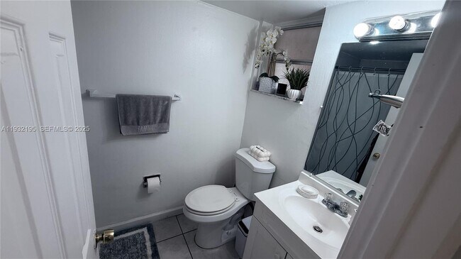 Building Photo - 8860 Fontainebleau Blvd