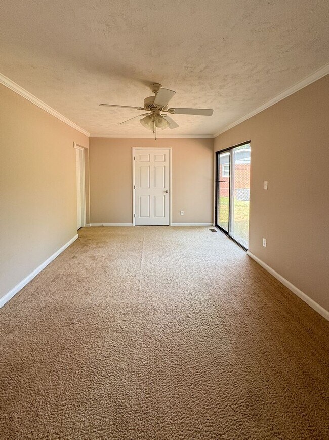 Building Photo - Charming 3 Bed 2 Bath Fayetteville Home with Fenced Yard