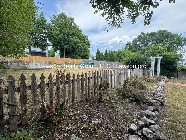 Building Photo - Charming and Updated Home in Raleigh Court with Fenced In Yard, Lawn Care Included!