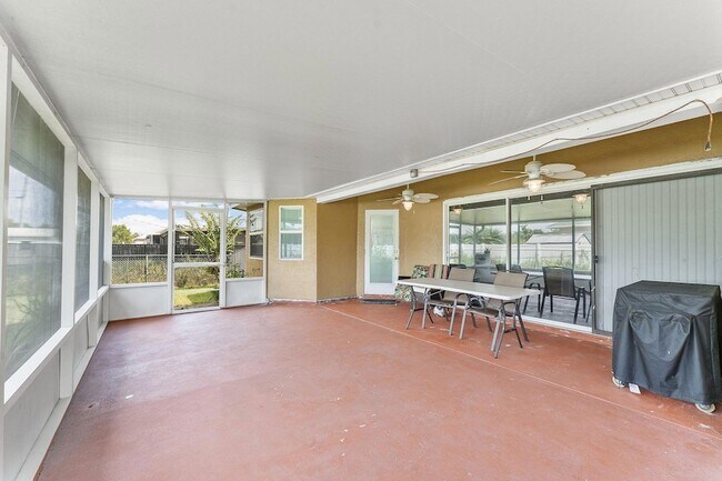 Building Photo - 1622 SW Realty St