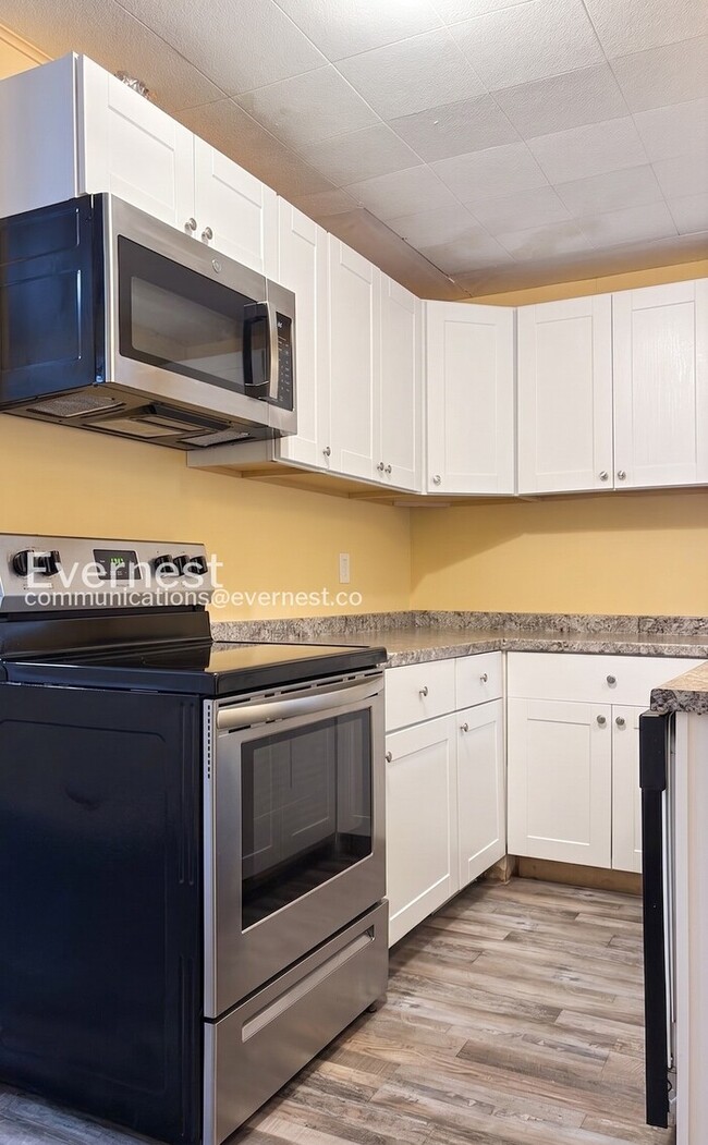 Building Photo - 2-Bed/1-Bath Town Home/ Available Now!