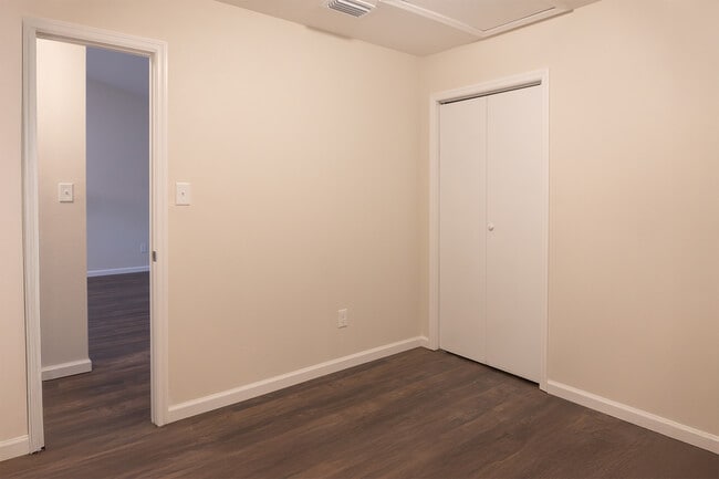 Building Photo - 1321 Burgess Dr