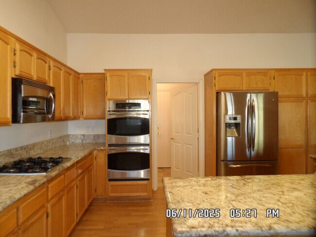Building Photo - 3 Bedrooms, Den, 2 Bathrooms, 3 Car Garage...