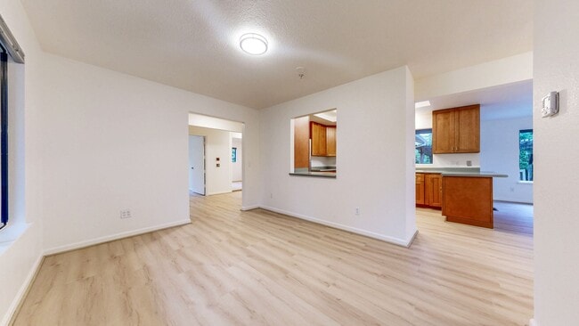 Building Photo - Bright and Beautiful 4 bedroom 2.5 Bath with large enclosed back yard and close proximity to Mari...