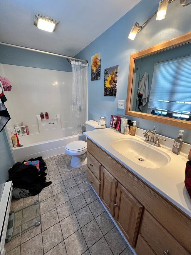 Building Photo - 1318 N 19th Ave E