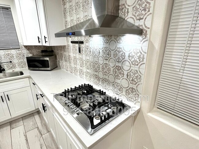 Building Photo - 5063 Pearblossom Dr