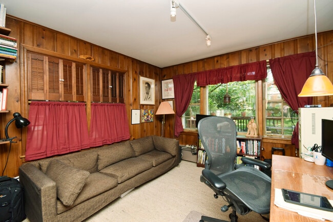 Building Photo - 319 Wesley Ave