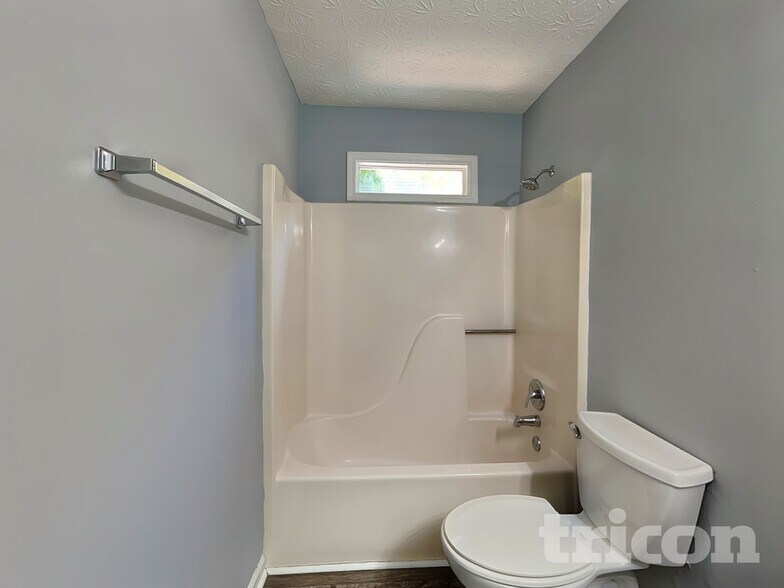 Building Photo - 1812 Cres Hill Dr NW