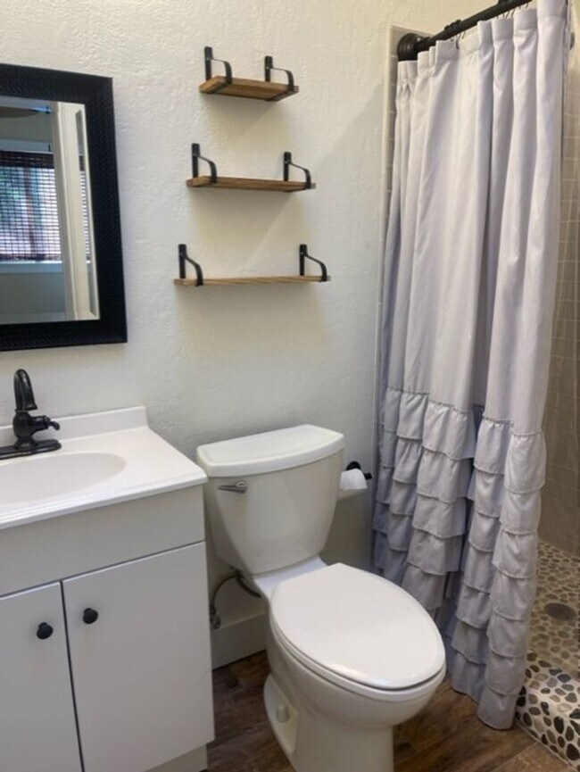 Building Photo - Coming Nov 1st - 3 Bedroom 2 Bath home in ...