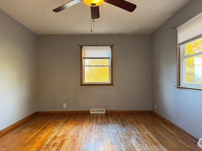 Building Photo - Bright & Spacious 3-Bedroom Duplex Unit on...