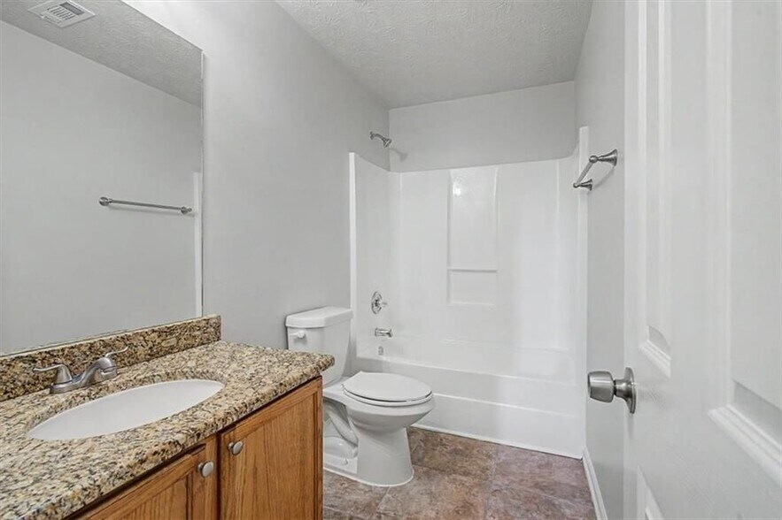 Building Photo - 488 Barclay Ct