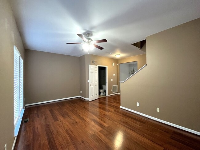 Building Photo - Great 2 Bedroom Townhome with Basement and Garage!