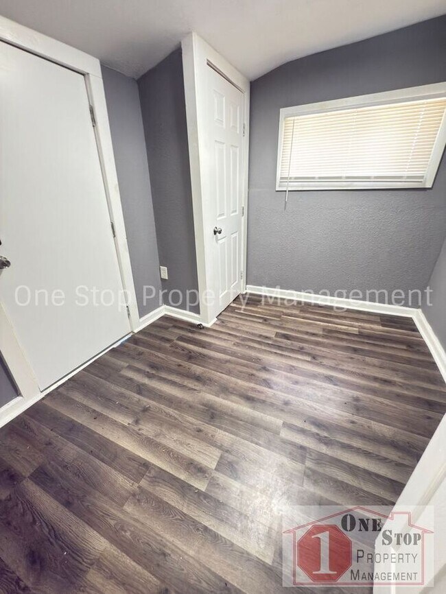 Building Photo - Beautiful 3 Bedroom 1 Bathroom Home in Kansas City!