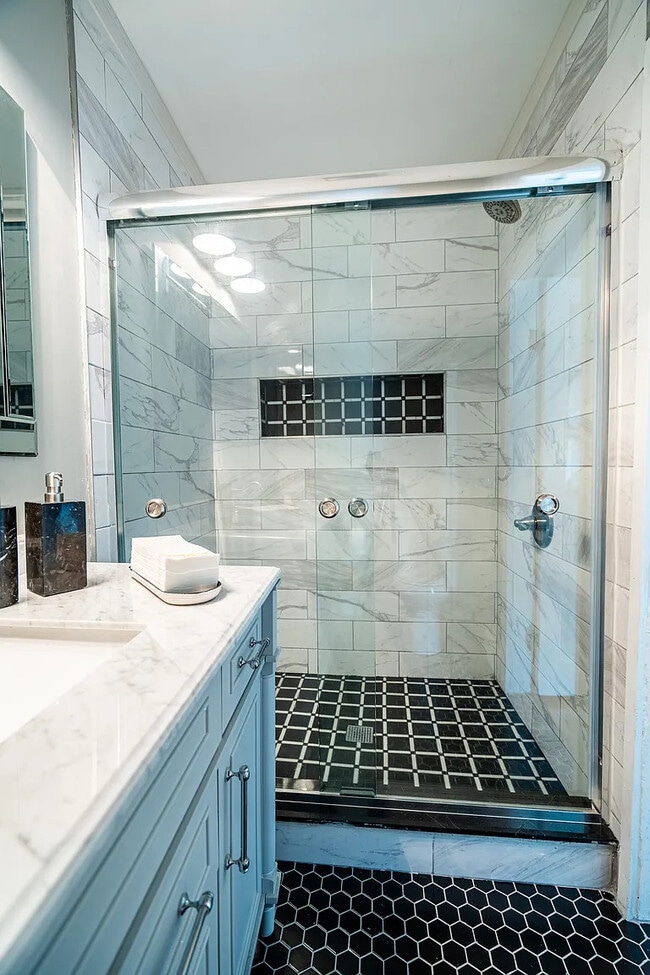 Building Photo - 844 River Ave