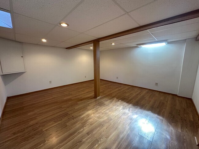 Building Photo - Spacious 2BR \2.5BA With Pool !