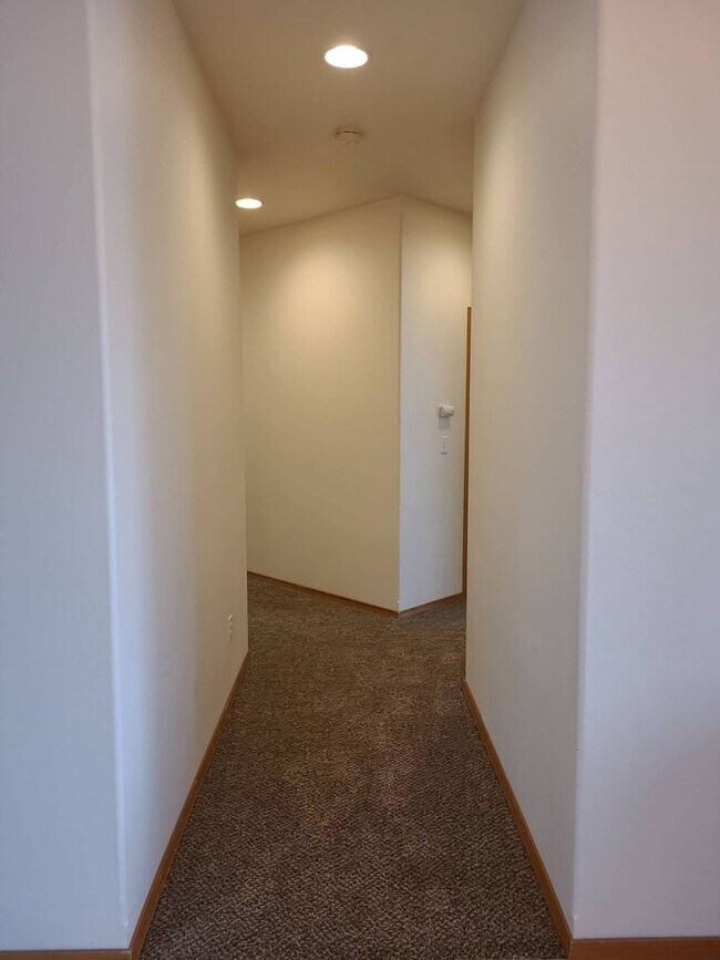 Building Photo - Cove West Home