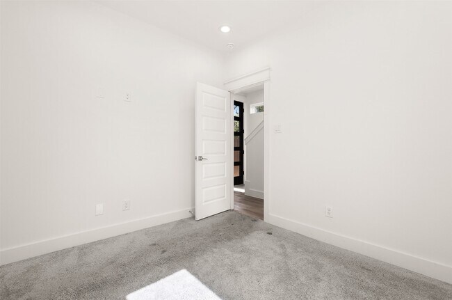 Building Photo - 500 Schweikhardt St