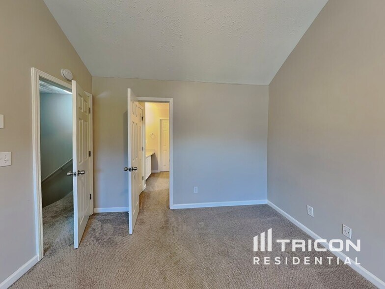 Building Photo - 734 Trickle Ln