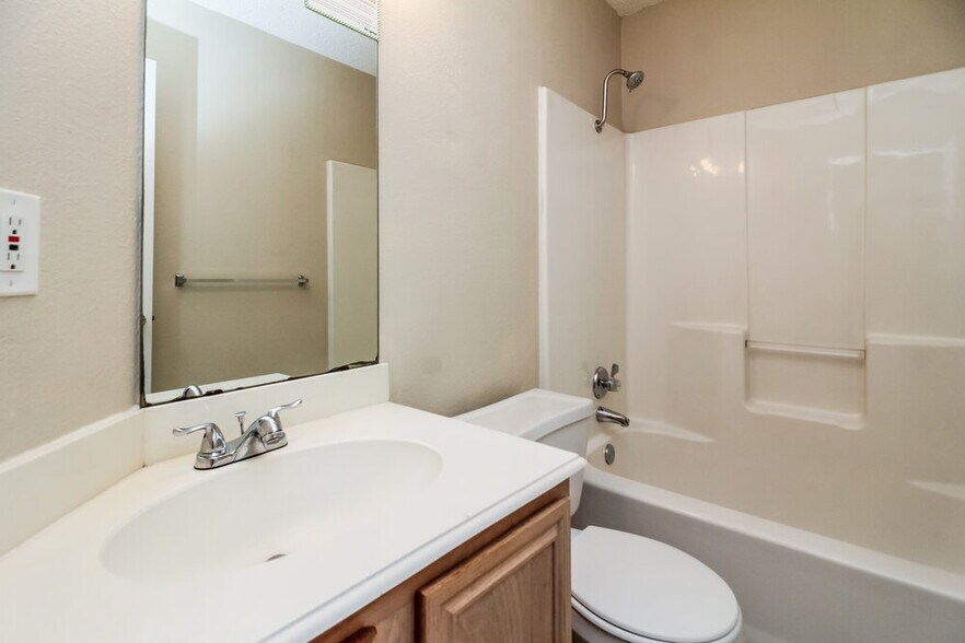 Building Photo - 1211 Old Knoll Dr