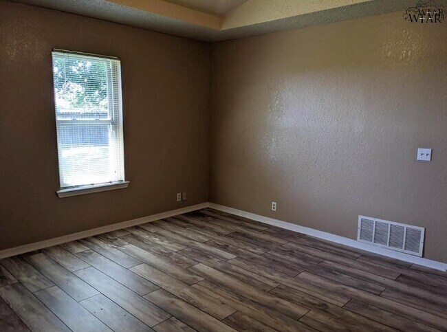 Building Photo - 1204 Lisa Ln
