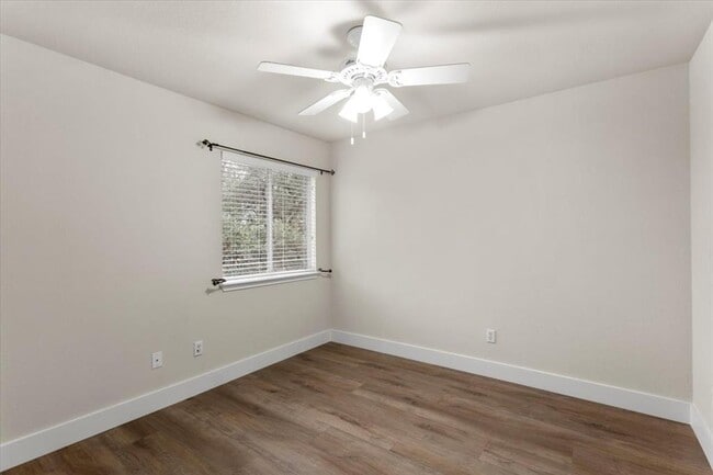 Building Photo - 410 Bandstand Ln