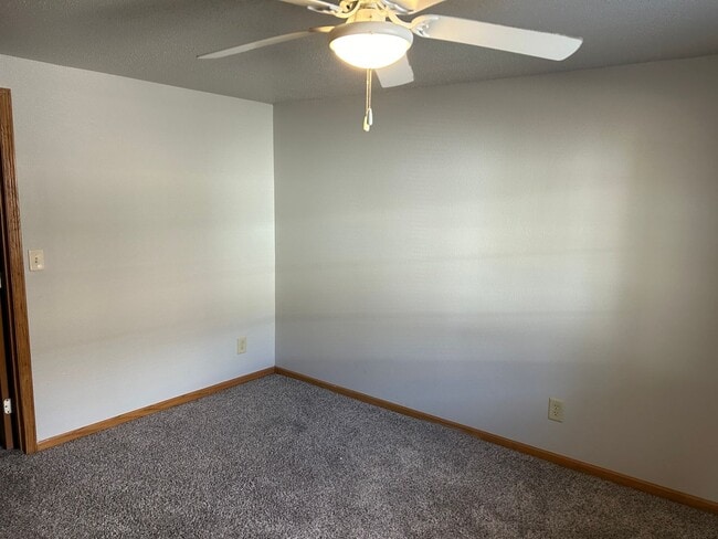 Building Photo - One Bed Close to Downtown and Avera