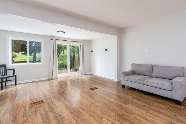 Building Photo - 7 Belaire Way