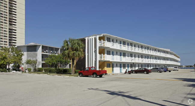 Poinsettia Club Apartments - 5400 N Flagler Dr