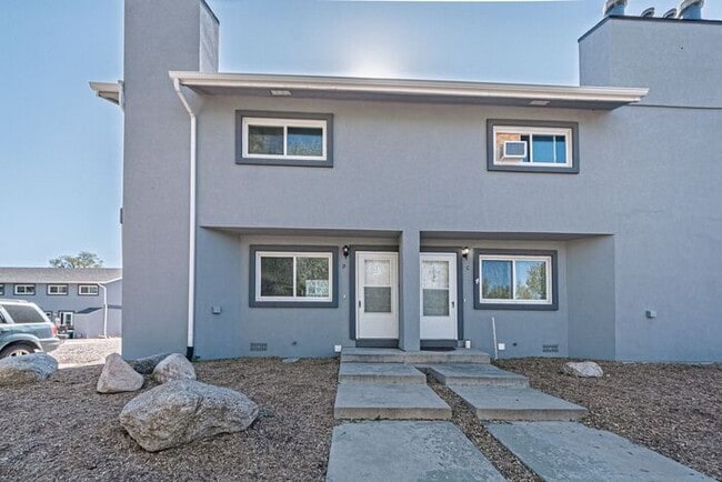 Building Photo - 3 Bed 2 Bath Townhouse, newly renovated! -...