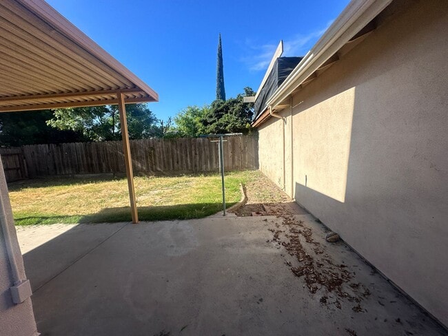 Building Photo - 560 Clover Dr