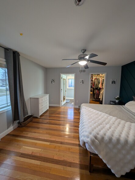 Primary suite with full bath and walk in closet - 518 Lexington Dr