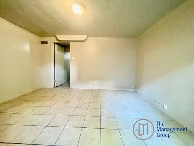 Building Photo - 1st month half off! Downstairs Duplex Deli...