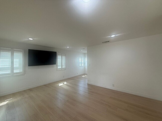 Building Photo - ***Just Reduced*** 5-Bedroom, 2-Bathroom home located in Azusa, CA!