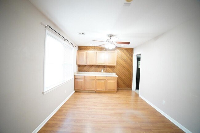 Building Photo - 1616 Salmon Dr