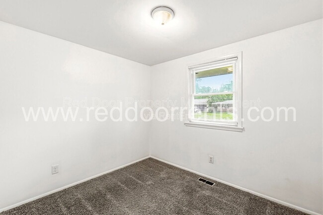 Building Photo - 9949 Ellis Dr