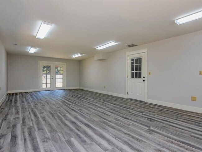 Building Photo - 4 Bedroom - Gated Community!