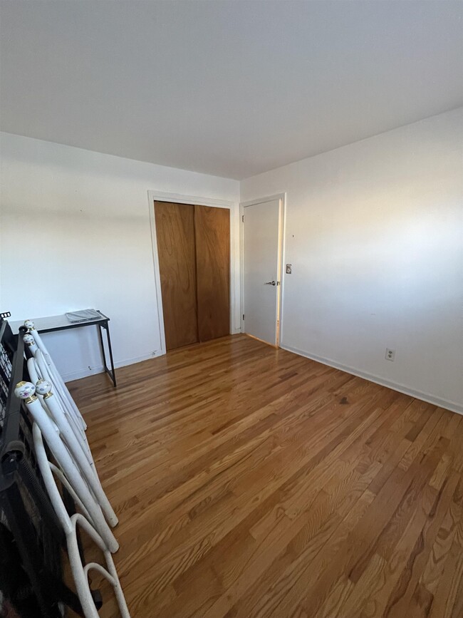 Building Photo - 908 River Dr