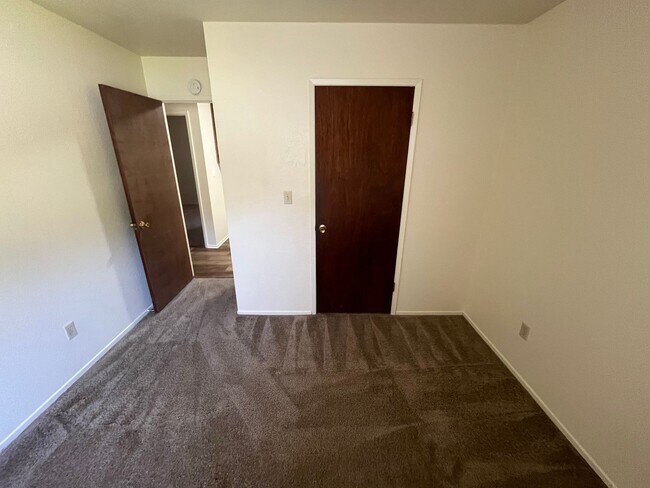 Building Photo - 533 S I St