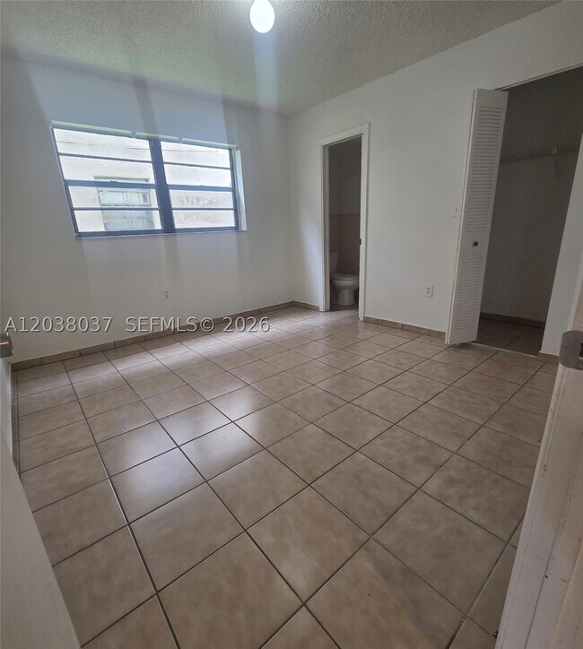 Building Photo - 2560 W 60th St