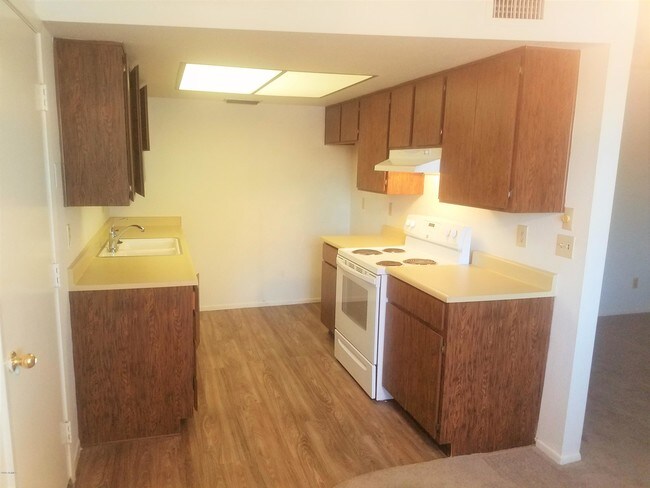 Building Photo - 9609 W Cinnabar Ave