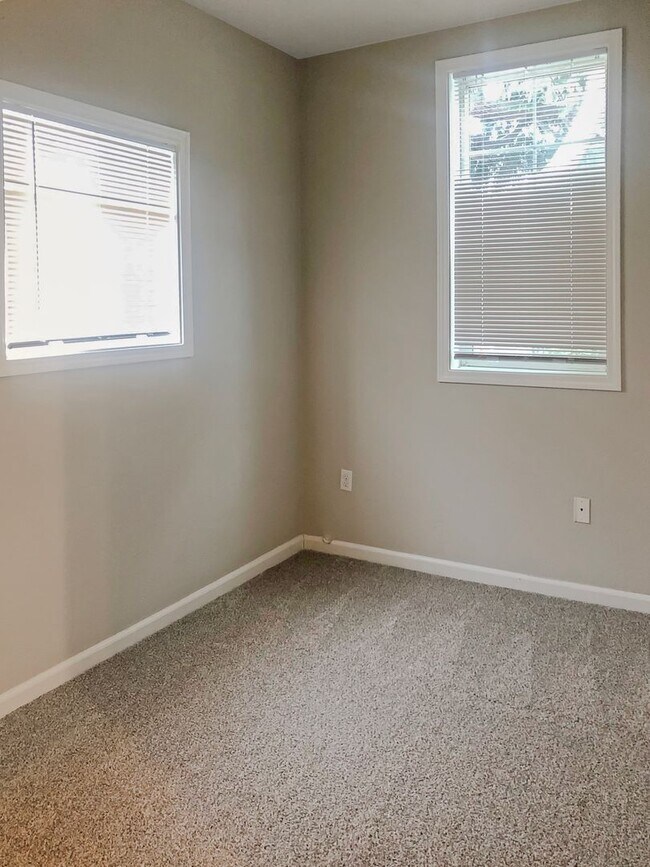 Building Photo - 824 S L St