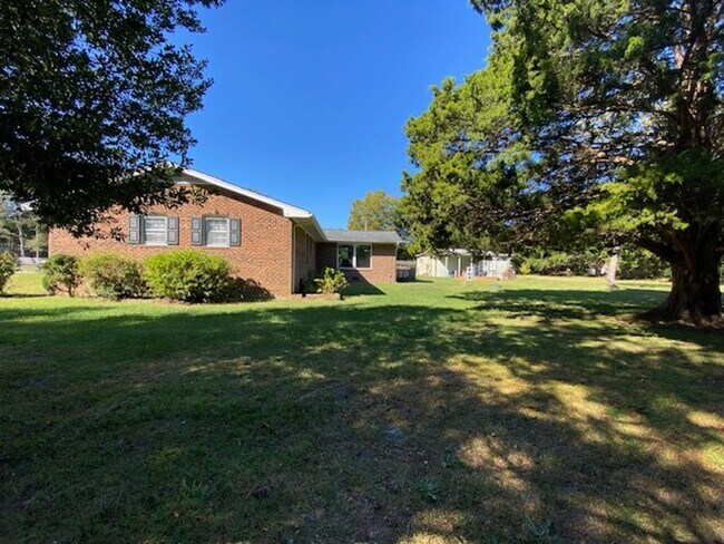 Building Photo - Cozy Sneads Ferry Rental -  UTILITIES, LAW...
