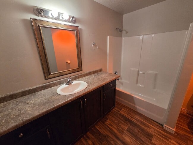Building Photo - Spacious 4 Bedroom Home!